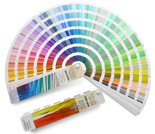 ホームセンターに外壁塗装を依頼すると塗料の数が限られているため、色の選択も狭まります。
通常、外壁塗装で選べる色は300色や500色、多い場合で1,000色以上用意されている業者も多いです。
色見本帳図
https://gaiheki-tatsujin.com/10285

このように、単語帳のような色見本からいくつか候補となる色を選んで、A4版くらいの大きさの板にサンプルを作ってくれる業者もあります。

しかし、ホームセンターでは、大量仕入れしている限られた塗料から選ばなければならないため、好みの色が見つからない可能性が高いです。

高耐久の塗料が選べない
おしゃれな塗料が選べない
汚れ肉塗料が選べない
上記のような特徴があります。

ホームセンターは基本的にセットプランなので選べる色の選択肢が少ないのが特徴。
